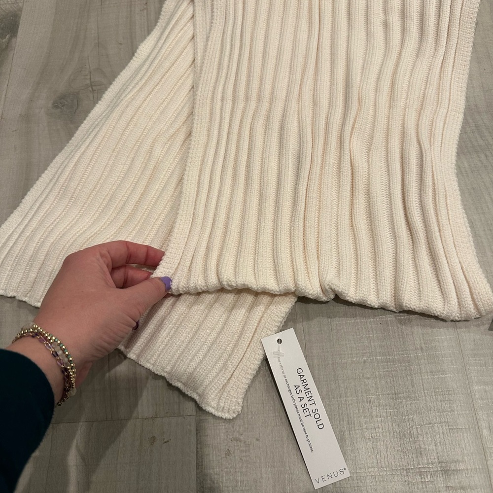 NWT VENUS Matching Pom Pom Hat and Scarf - Picture 4 of 4